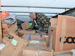 Hansjrg Hess am Beladen des Hilfsgter-Lastwagens